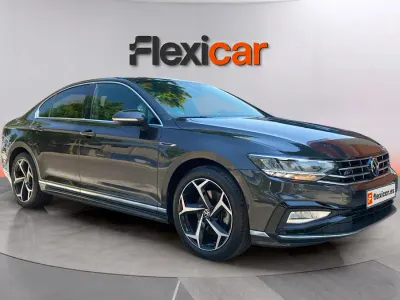 Usado VW Passat R-line 150 CV (110 kW) 2021 Negro Berlina