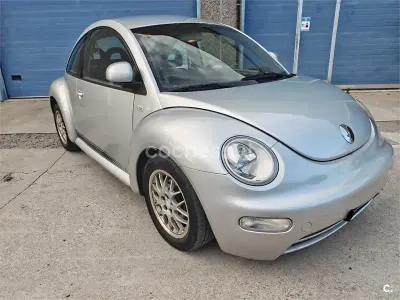 Usado VW New Beetle 102 CV (75 kW) 2000 Gris / plata Utilitario