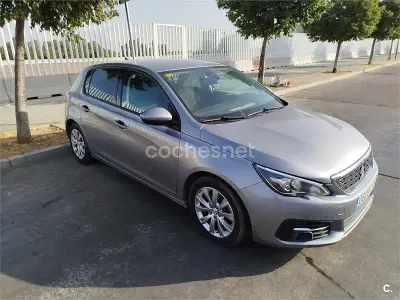 Usado Peugeot 308 Style 100 CV (73 kW) 2020 Gris / plata Berlina