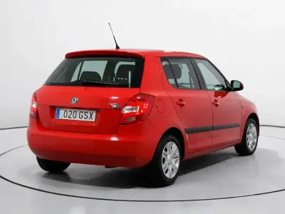 Usado Skoda Fabia 60 HP (44 kW) 2010 Vermelho Sedan