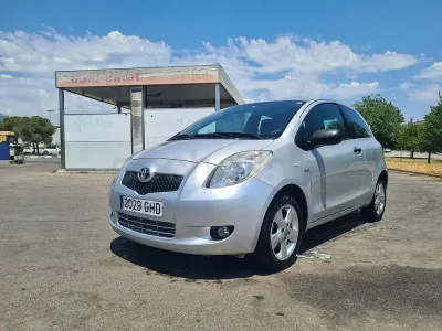 Usado Toyota Yaris Sol 90 CV (66 kW) 2009 Gris / plata Utilitario