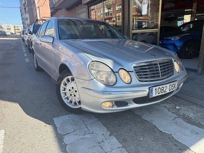 Usado Mercedes E280 Elegance 190 CV (139 kW) 2005 Gris / plata Berlina