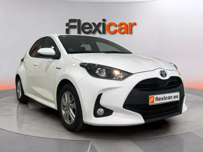Usado Toyota Yaris Hybrid Active 100 CV (73 kW) 2020 Blanco Berlina