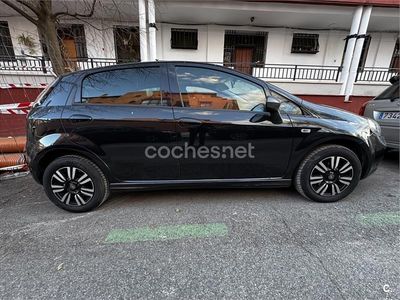 Usado Fiat Punto Young 69 CV (50 kW) 2014 Negro Berlina