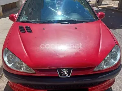 Usado Peugeot 206 75 CV (55 kW) 2005 Rojo Berlina