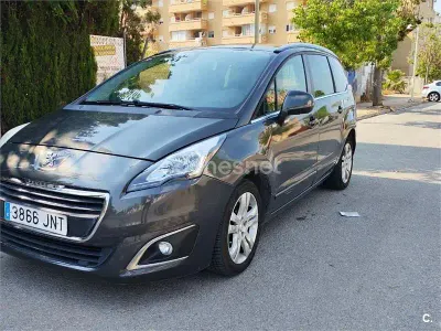 Usado Peugeot 5008 Style 120 CV (88 kW) 2016 Gris / plata Monovolumen