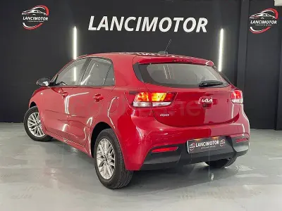 Usado Kia Rio Sport 84 CV (61 kW) 2024 Rojo Berlina