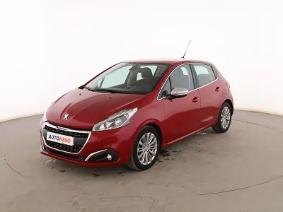 Usado Peugeot 208 Allure 100 CV (73 kW) 2018 Rojo Utilitario
