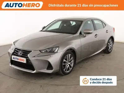 Usado Lexus IS300h Executive Line 223 CV (164 kW) 2019 Gris / plata Berlina