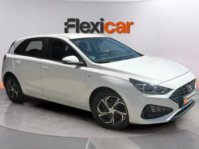 Usado Hyundai i30 120 CV (88 kW) 2021 Blanco Berlina