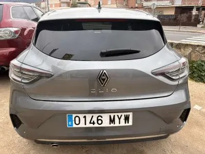 Usado Renault Clio Techno 101 CV (74 kW) 2025 Gris Utilitario