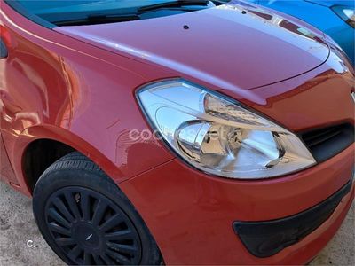 Usado Renault Clio II Authentique 75 CV (55 kW) 2009 Rojo Berlina