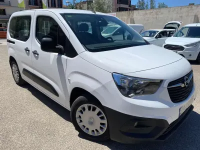 Usado Opel Combo Life Expression 102 CV (75 kW) 2020 Blanco Monovolumen