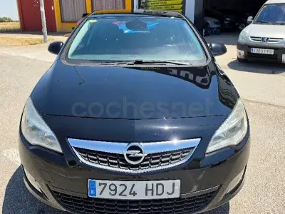 Usado Opel Astra Cosmo 125 CV (91 kW) 2011 Negro Berlina