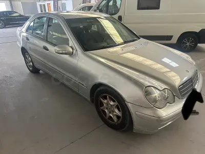 Usado Mercedes C220 Classic 150 CV (110 kW) 2004 Gris / plata Berlina