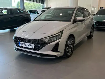 Usado Hyundai i20 100 CV (73 kW) 2025 Gris / plata Utilitario