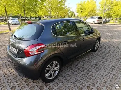 Usado Peugeot 208 Allure 92 CV (67 kW) 2015 Gris / plata Utilitario