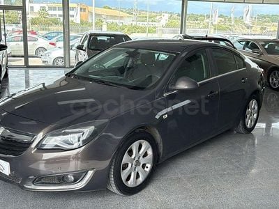 Usado Opel Insignia Excellence 140 HP (102 kW) 2015 Cinzento Sedan