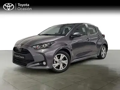 Usado Toyota Yaris Hybrid Active 116 CV (85 kW) 2025 Gris Berlina