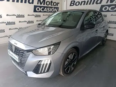 Usado Peugeot 208 Allure 101 CV (74 kW) 2024 Gris Utilitario