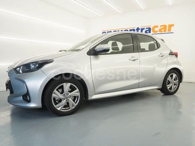 Usado Toyota Yaris Hybrid Active 116 CV (85 kW) 2024 Gris / plata Berlina