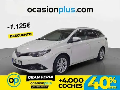 Usado Toyota Auris Touring Sports Active 136 CV (100 kW) 2016 Blanco Familiar
