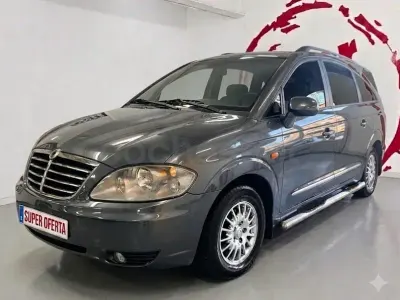 Usado SsangYong Rodius 165 CV (121 kW) 2009 Gris / plata Monovolumen