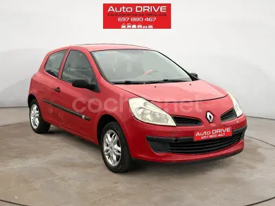 Usado Renault Clio II Authentique 75 CV (55 kW) 2008 Rojo Berlina
