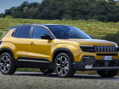 Begagnad Jeep Avenger Altitude 101 HK (74 kW) 2023 Gul SUV