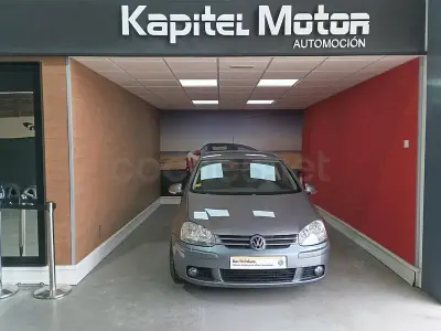Usado VW Golf V Sportline 105 CV (77 kW) 2007 Gris / plata Berlina