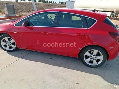 Usado Opel Astra Enjoy 110 CV (80 kW) 2010 Rojo Berlina