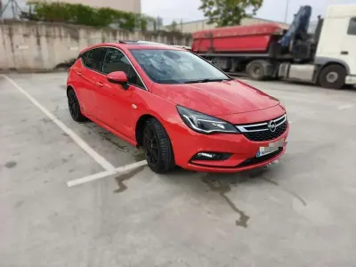 Usado Opel Astra Excellence 200 CV (147 kW) 2017 Rojo Utilitario