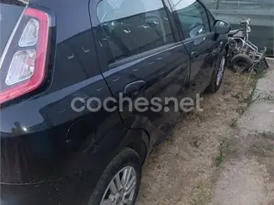 Usado Fiat Punto Young 75 CV (55 kW) 2014 Negro Utilitario