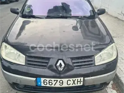 Usado Renault Mégane Dynamique 115 CV (84 kW) 2004 Gris / plata Berlina