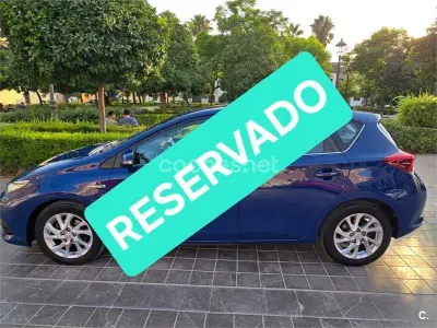 Usado Toyota Auris Hybrid Active 136 CV (100 kW) 2018 Azul Berlina
