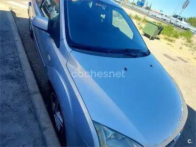 Usado Ford Focus Trend 115 CV (84 kW) 2006 Gris / plata Berlina