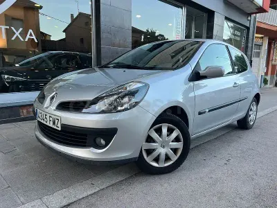 Usado Renault Clio IV Dynamique 100 CV (73 kW) 2013 Gris / plata Berlina