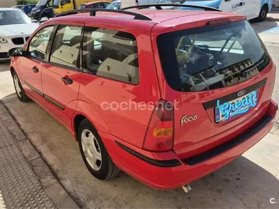 Usado Ford Focus Ambiente 100 CV (73 kW) 2004 Rojo Familiar