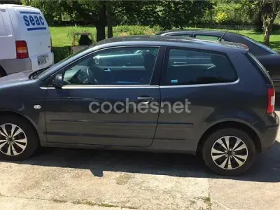Usado VW Polo Trendline 65 HP (47 kW) 2002 Cinzento Sedan