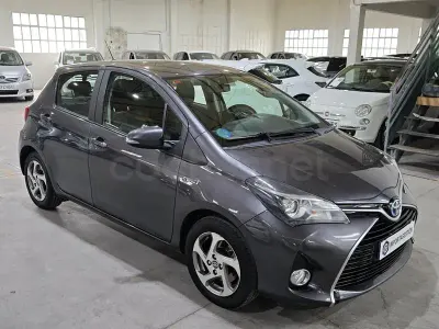Usado Toyota Yaris Hybrid Active 100 CV (73 kW) 2014 Gris / plata Berlina