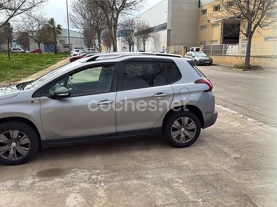 Usado Peugeot 2008 Style 100 CV (73 kW) 2017 Gris / plata SUV