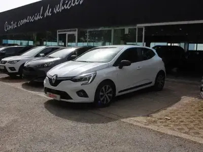 Używany Renault Clio V Intens 101 KM (74 kW) 2023 Biały Sedan/Limuzyna