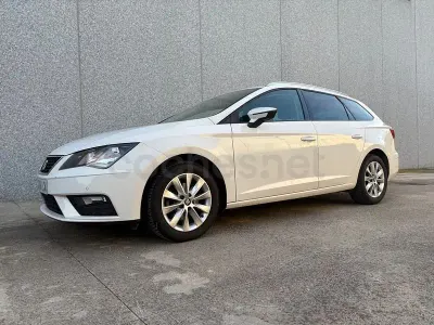 Usado Seat Leon Style 130 CV (95 kW) 2019 Blanco Familiar