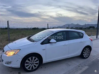 Usado Opel Astra Enjoy 110 CV (80 kW) 2010 Blanco Berlina