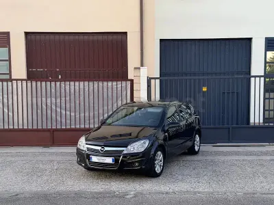 Usado Opel Astra Energy 115 CV (84 kW) 2008 Negro Berlina