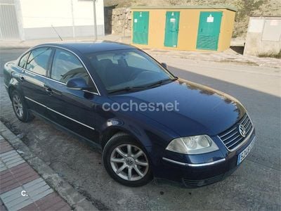 Usado VW Passat Comfortline 130 CV (95 kW) 2004 Azul Berlina
