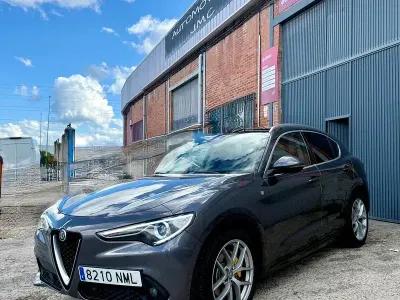 Usado Alfa Romeo Stelvio Ti 210 CV (154 kW) 2021 Gris / plata SUV