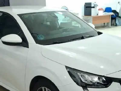 Usado Peugeot 208 Allure 102 CV (75 kW) 2021 Blanco Utilitario