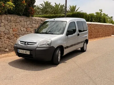 Usado Peugeot Partner Tepee Access 75 CV (55 kW) 2011 Gris / plata Monovolumen