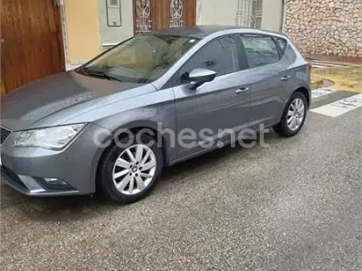 Usado Seat Leon Reference 105 CV (77 kW) 2014 Gris / plata Berlina